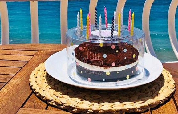 “Cubretartas”, el remedio para soplar las velas de cumpleaños sin riesgo de contagiar el coronavirus