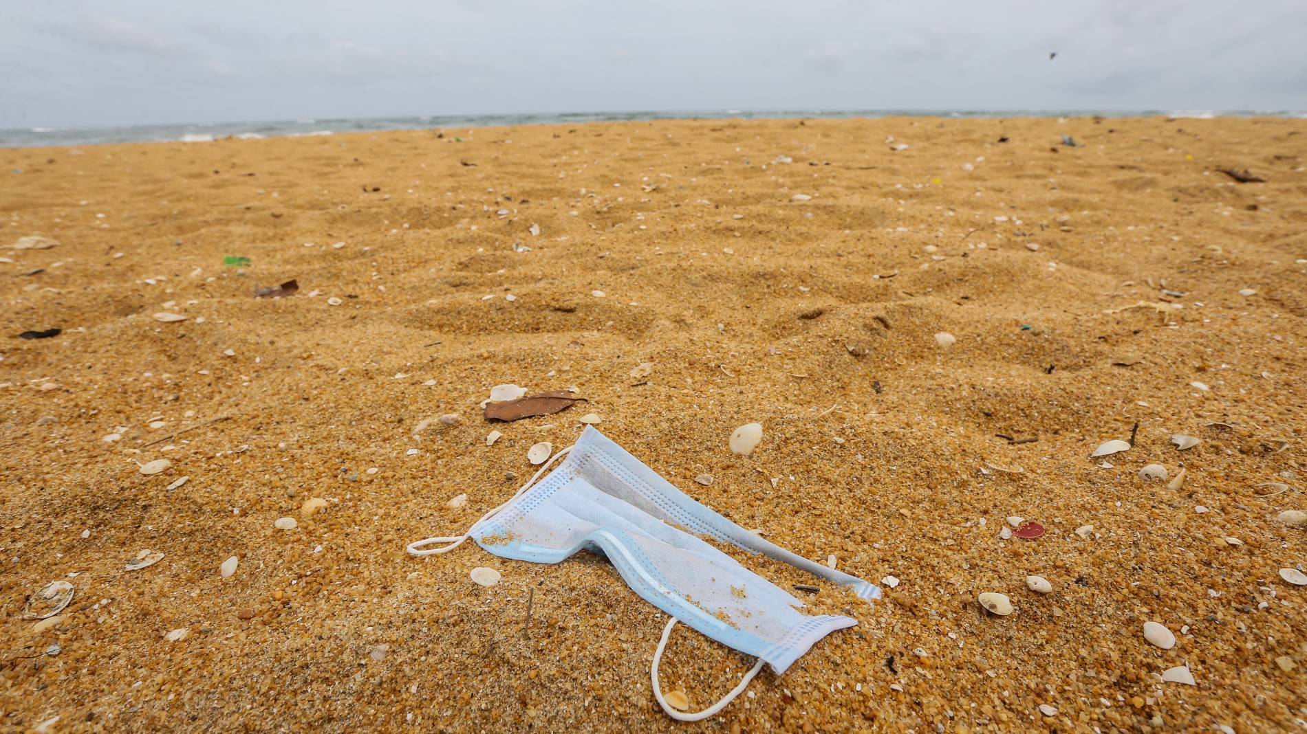 Una mascarilla higiénica abandonada puede tardar en degradarse entre 300 y 400 años