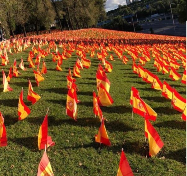 El madrileño Parque Roma amanece con 53.000 banderas de España por las víctimas de la Covid-19