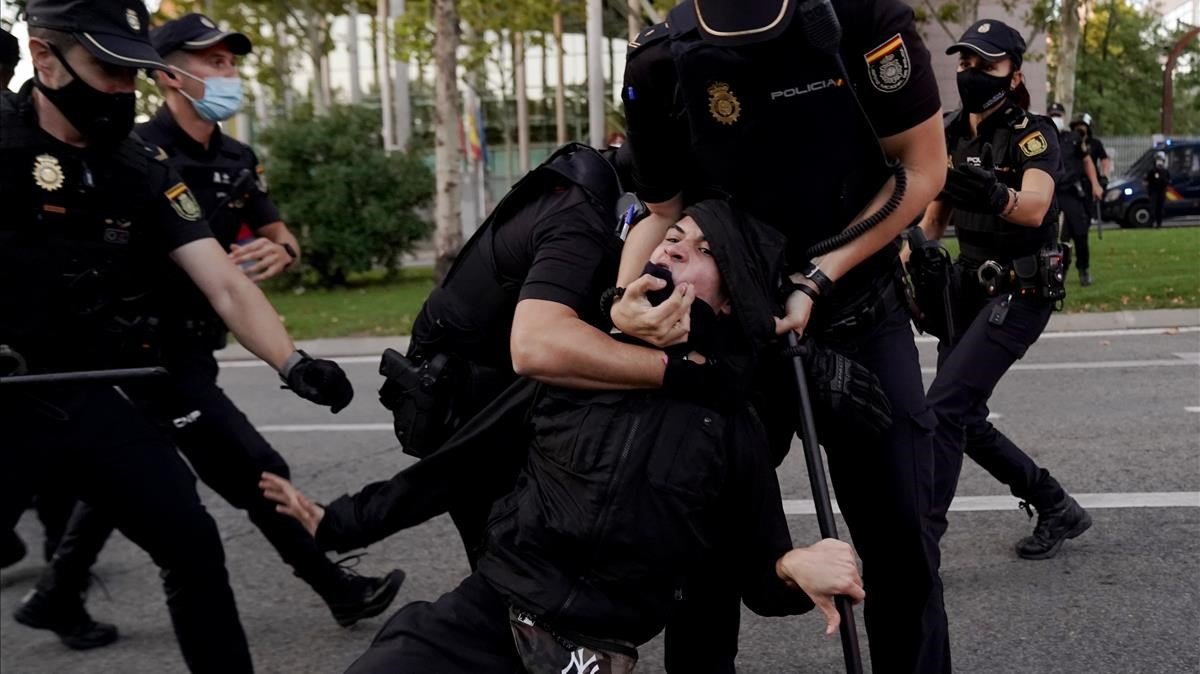 VALLECAS. Tres detenidos y seis heridos en las protestas contra los confinamientos selectivos en Madrid