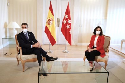 La reunión de Sánchez y Ayuso: saludo con la mano en el pecho, abucheos en Sol y un mensaje a los madrileños
