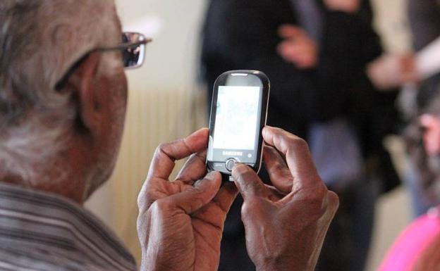 Añade a su abuelo al grupo familiar de WhatsApp y su primera respuesta deja a todos mudos