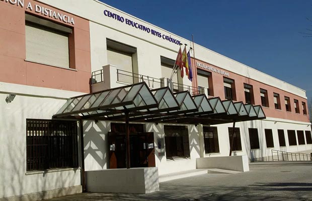 POZUELO DE ALARCÓN. La alcaldesa y el rector de la UNED renuevan el convenio de colaboración para seguir promoviendo la formación en la ciudad