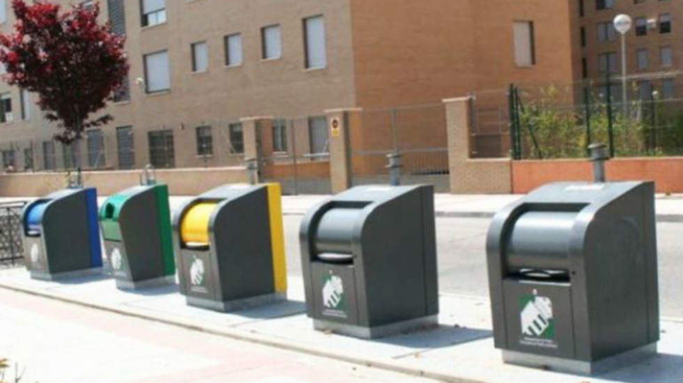 FUENLABRADA. Universitarios voluntarios informan a los vecinos sobre el tratamiento de residuos relacionados con la Covid