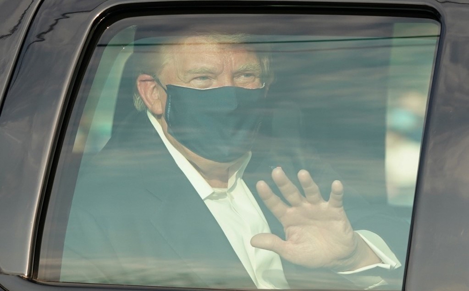 ESTADOS UNIDOS. Donald Trump sale del hospital para saludar a sus simpatizantes desde el coche