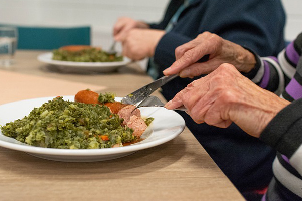 FUENLABRADA. El Ayuntamiento ha repartido 33.000 comidas a domicilio a personas vulnerables desde el inicio de la pandemia