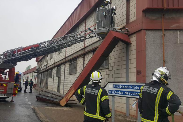 FUENLABRADA. Herido muy grave un trabajador tras caerle encima una plancha de hierro