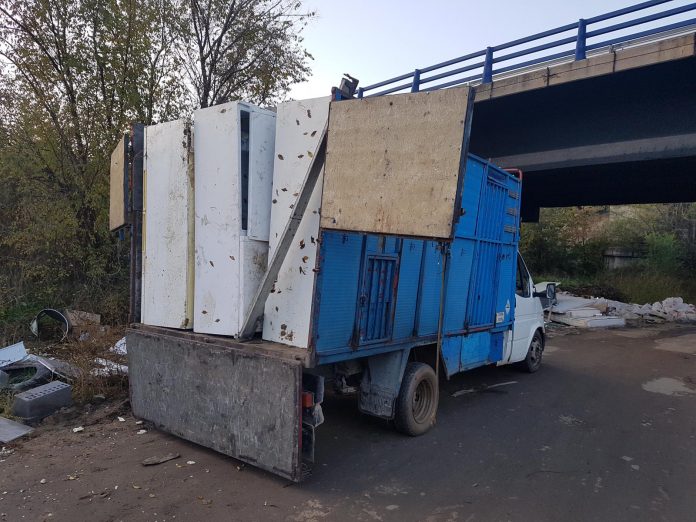 MÓSTOLES. La Policía Municipal impide un vertido de 18 frigoríficos al río Guadarrama