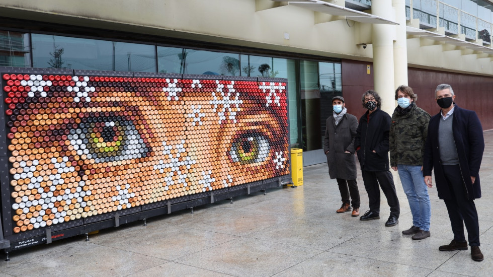 FUENLABRADA. El Ayuntamiento inaugura un mural navideño sostenible elaborado con 3.000 latas de bebidas recicladas