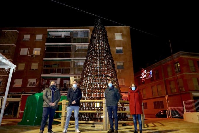 FUENLABRADA. Instalado un Árbol de Navidad, hecho con 1.200 botellas de vidrio, para fomentar el reciclaje