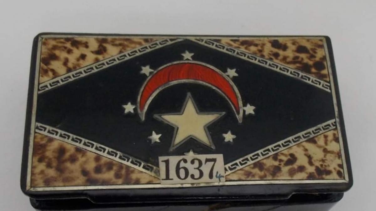 EGIPTO. Descubren en una caja de cigarrillos una pieza perdida de 5.000 años perteneciente a la Gran Pirámide de Guiza