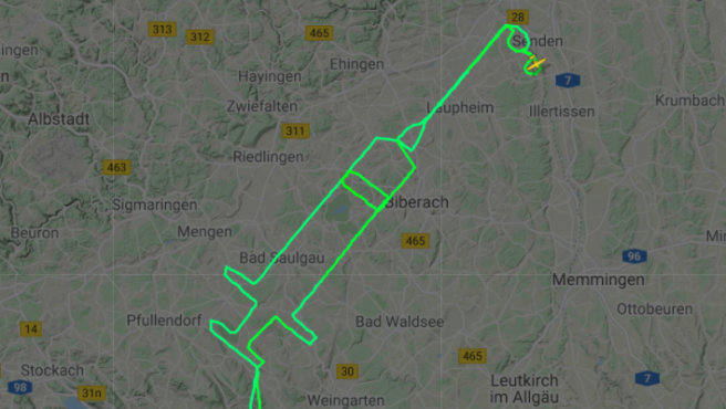 ALEMANIA. Un piloto dibuja una jeringuilla en el cielo en homenaje a la vacuna contra la Covid