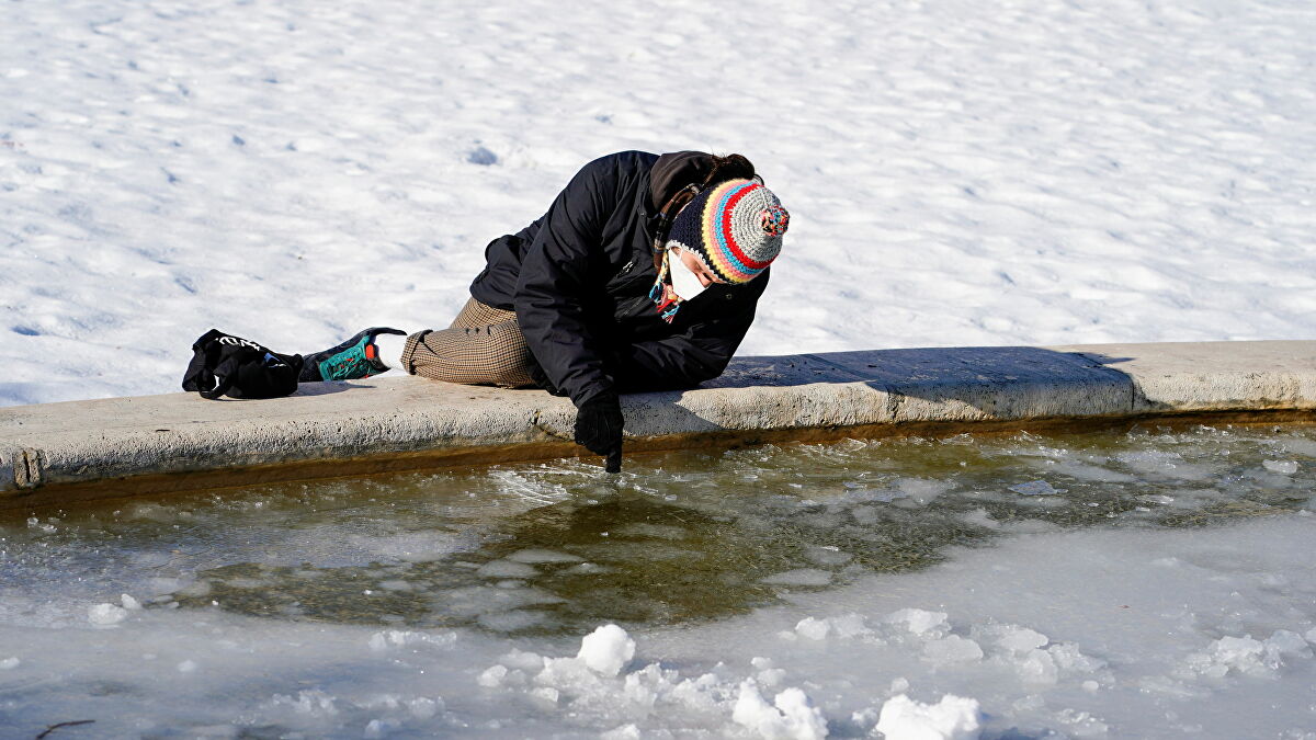 Llega hoy la lluvia a Madrid tras la nieve y con las alcantarillas colapsadas por el hielo y la basura