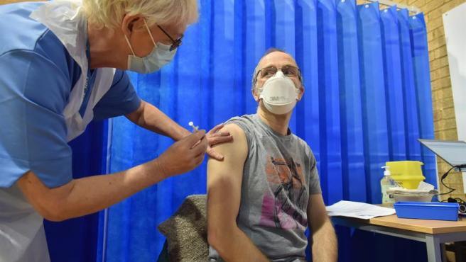 REINO UNIDO. Buscan a un hombre que puso una falsa vacuna a una anciana y le cobró casi 180 euros