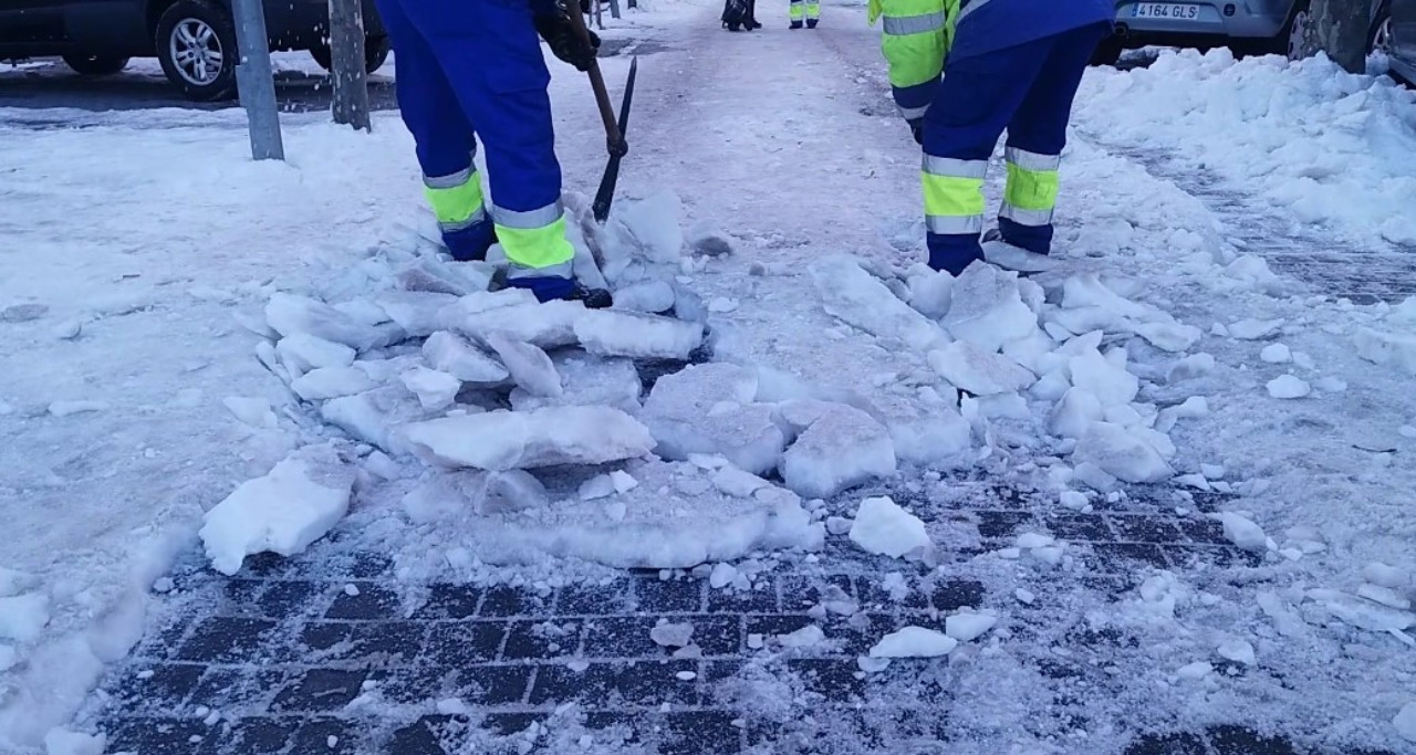 FUENLABRADA. El Ayuntamiento ha limpiado la nieve de 51 centros educativos de la ciudad