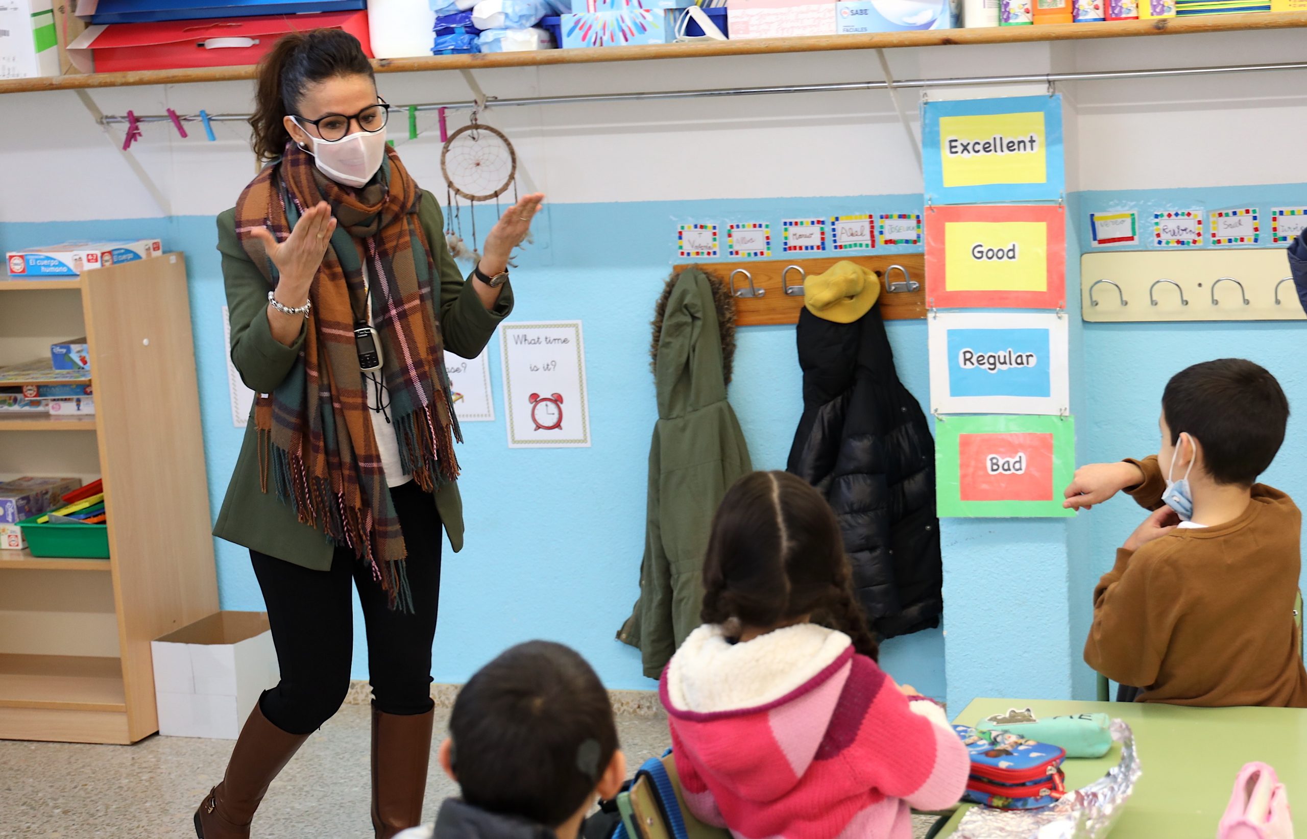 FUENLABRADA. El Ayuntamiento reparte un millar de mascarillas adaptadas al conjunto de escolares con problemas auditivos