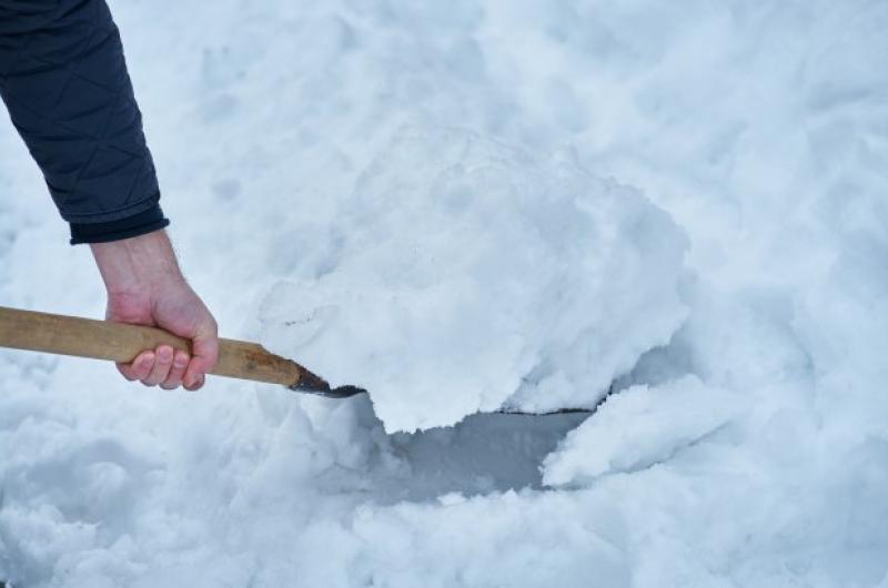 TORREJÓN DE ARDOZ. El Ayuntamiento presta 7.000 palas a los vecinos para que puedan despejar la nieve y el hielo de los accesos a sus viviendas y vehículos