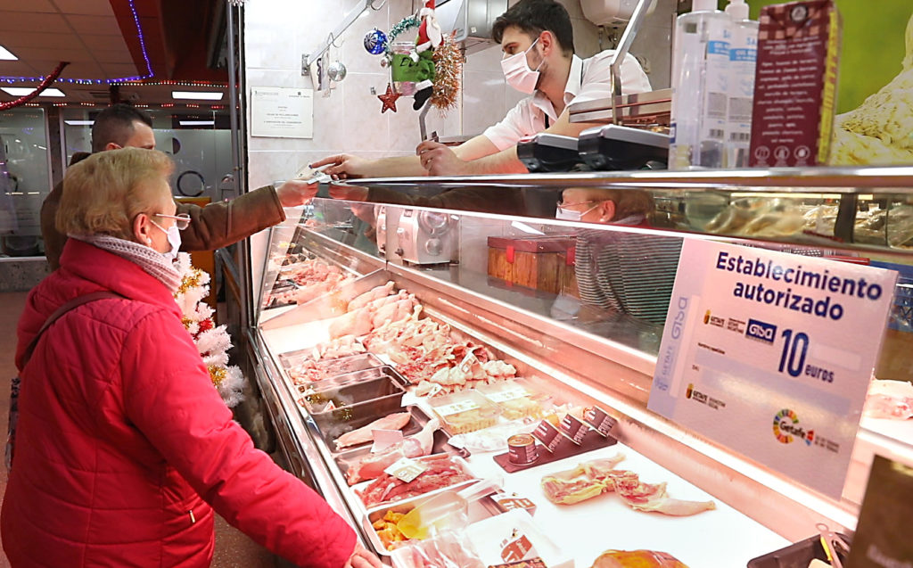 GETAFE. El Ayuntamiento entrega 12.650 cheques sociales a 765 familias afectadas por la actual crisis