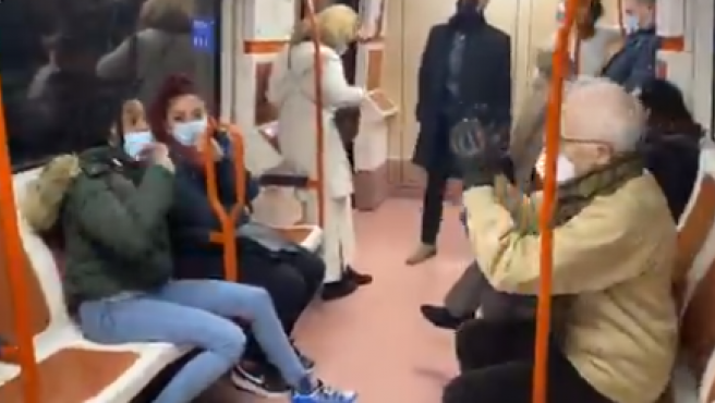 Así fue la terrible bronca de un señor mayor con una joven por llevar mal la mascarilla en el Metro de Madrid