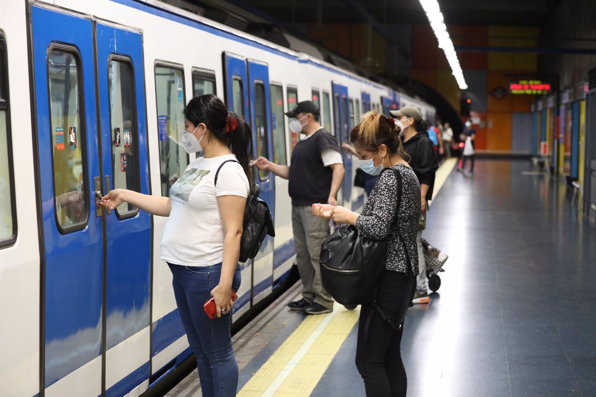 Metro de Madrid continúa estando abierto las 24 horas con su apertura toda la noche para garantizar la movilidad