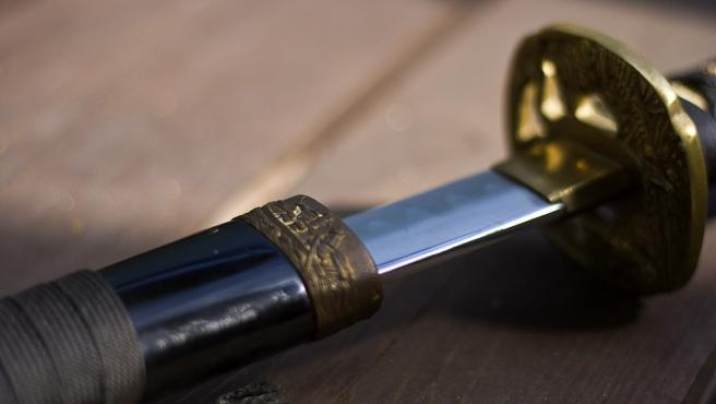 Amputan a un hombre tres dedos con una katana y cae por la ventana de un piso