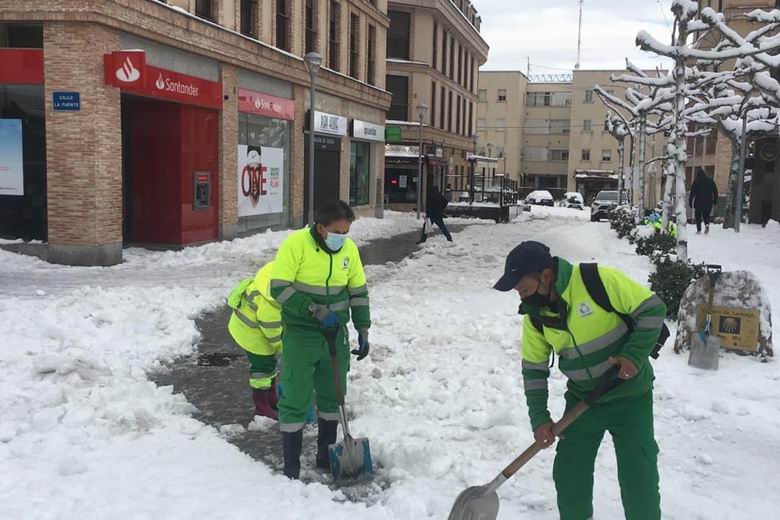 LAS ROZAS. El Ayuntamiento refuerza sus medios técnicos con 6 retroexcavadoras para retirar la gran cantidad de nieve acumulada