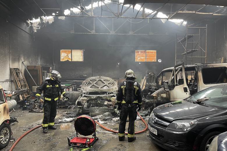 PARLA. Un aparatoso incendio calcina un taller mecánico