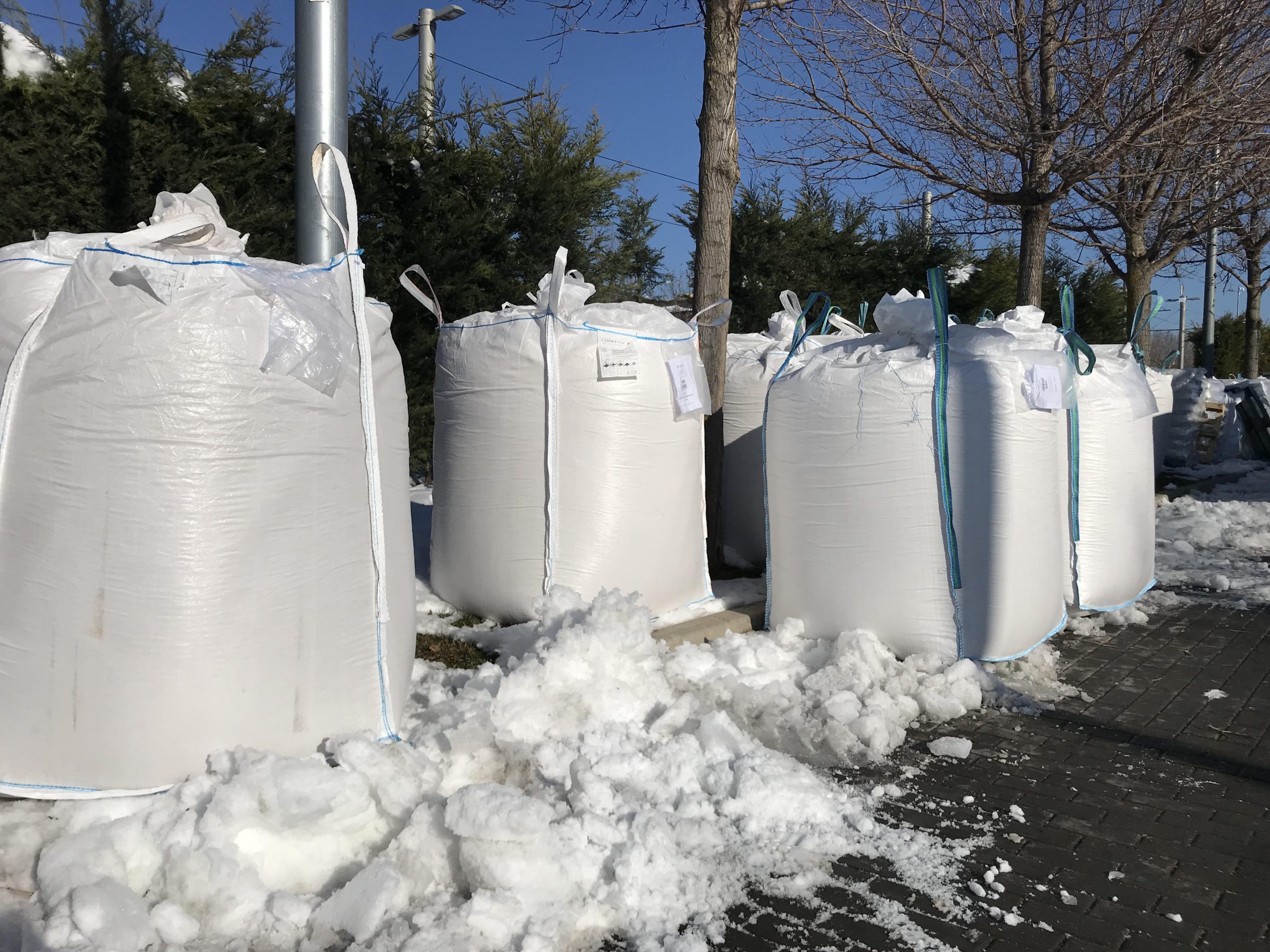 BOADILLA DEL MONTE. El Ayuntamiento reparte 25 kilos de sal a cada uno de los comercios abiertos en el municipio