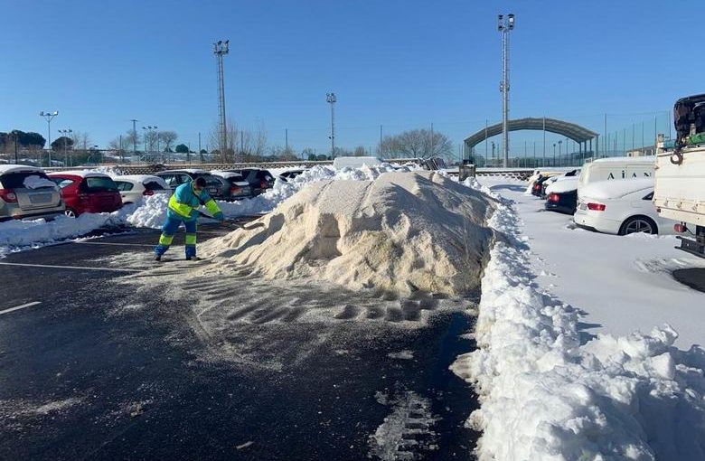 TRES CANTOS. El municipio habilita nuevos puntos de distribución de sal en la ciudad y suspende el mercadillo de hoy