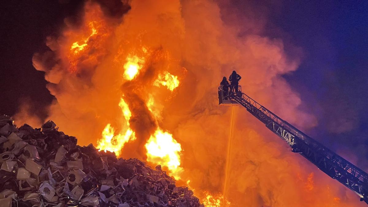 LEGANÉS. Aparatoso incendio en la chatarrería de un polígono industrial