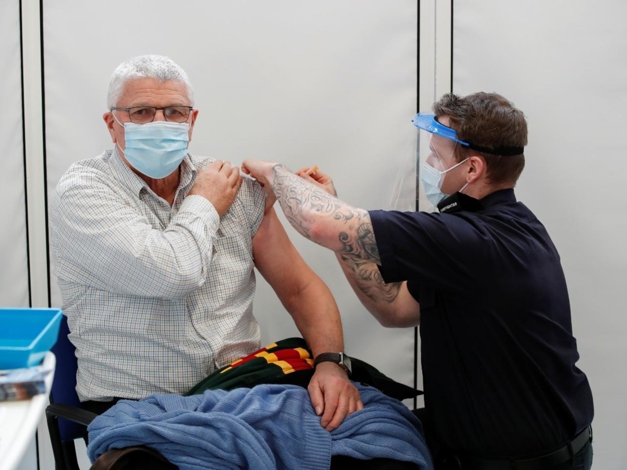 Sanidad estudia si veta la vacuna de AstraZeneca a mayores de 65 años o 55