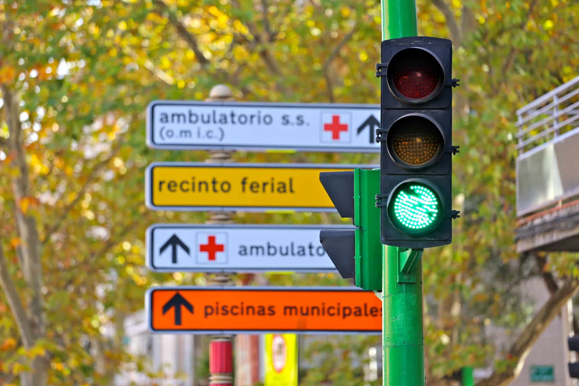 COSLADA. El Consistorio comienza la instalación de los primeros semáforos inteligentes