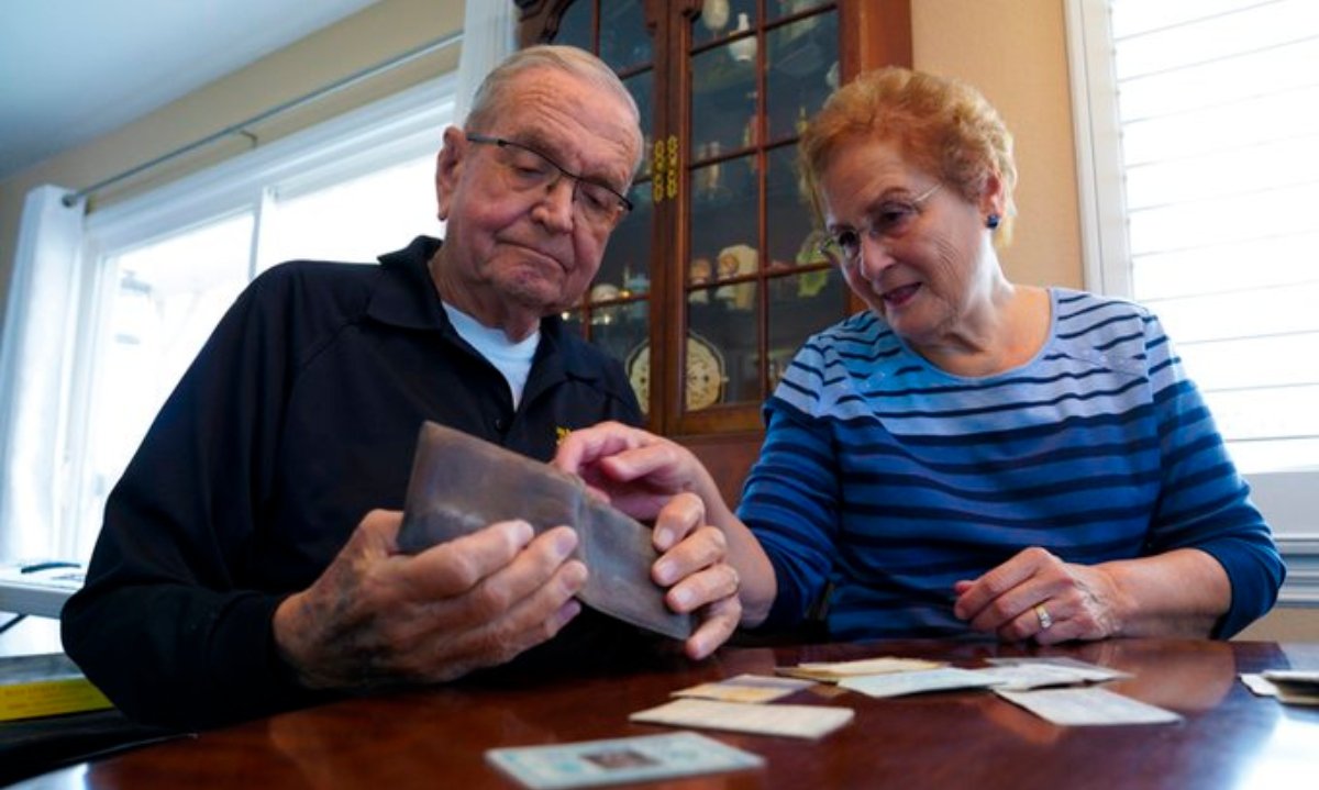 Un hombre recupera la cartera que perdió hace 53 años