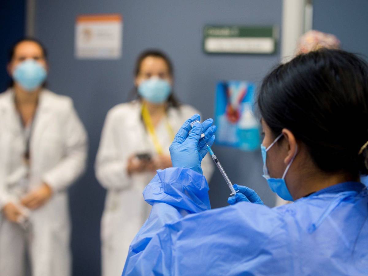 Policías, guardias civiles, militares, profesores o bomberos, entre los próximos en vacunarse con AstraZeneca