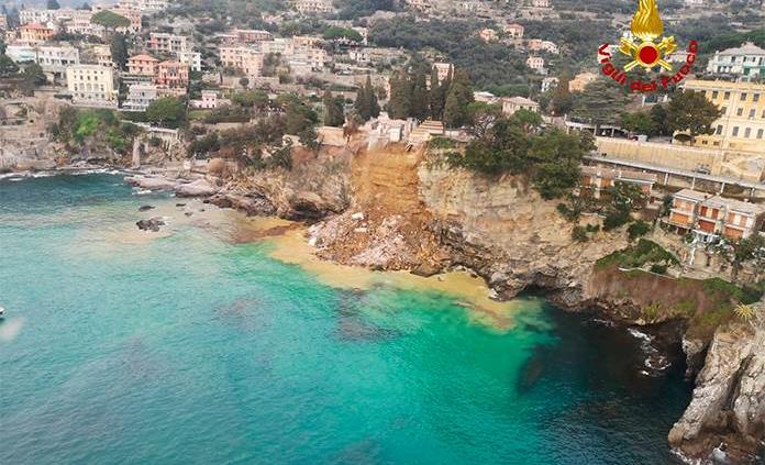 ITALIA. Un cementerio en un acantilado se hunde hasta la playa y numerosos féretros acaban en el mar