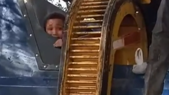 ESTADOS UNIDOS. Un niño se esconde en un contenedor de basura y está a punto de morir triturado en el camión