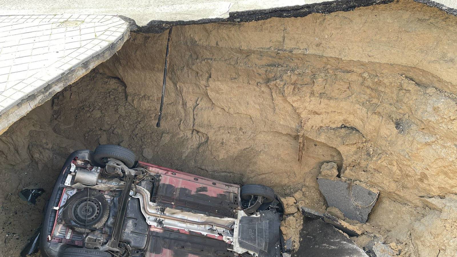 MAJADAHONDA.  Un socavón se traga a un coche en marcha