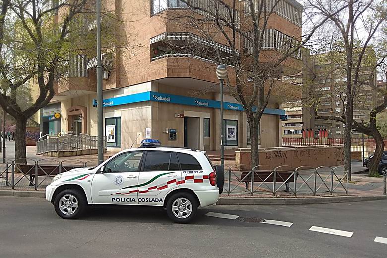 COSLADA. Agentes de la Policía Local salvan la vida de un hombre que se había desvanecido en una sucursal bancaria