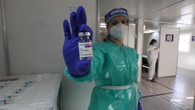 España eleva la edad para vacunar con AstraZeneca hasta los 65 años