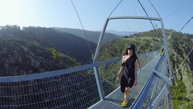 PORTUGAL. El país estrena el puente colgante peatonal más largo del mundo con un desfile de moda