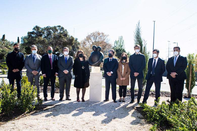 POZUELO DE ALARCÓN. La alcaldesa descubre la escultura con la que la localidad recordará a todos los fallecidos durante la pandemia