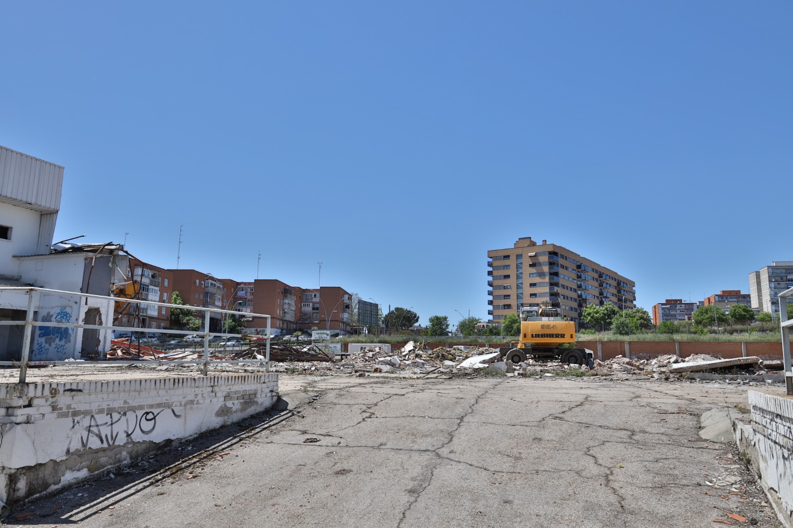 FUENLABRADA. Comienza la demolición de las instalaciones del antiguo concesionario de vehículos ubicado en la calle Móstoles