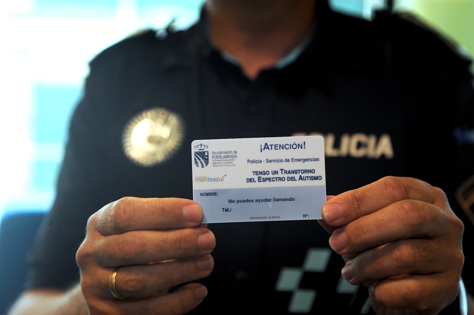 FUENLABRADA. La Policía Local entrega un centenar de tarjetas de emergencias para personas con autismo