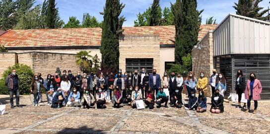 LEGANÉS. El alcalde acompaña a jóvenes de la ciudad en el homenaje al poeta Fernando Beltrán