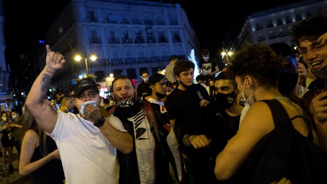 Miles de personas se echan a la calle por el fin del estado de alarma y la Policía desaloja la Puerta del Sol