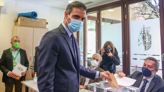 POZUELO DE ALARCÓN. Pedro Sánchez votó en medio de una batalla de pitos y aplausos