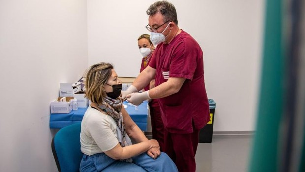 Inyectan por error seis dosis de la vacuna de Pfizer (un vial entero) a una joven de 23 años