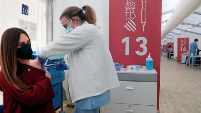 Sanidad ordena la vacunación de los tres últimos grupos de edad, de 39 a 12 años, y permitirá que se solapen