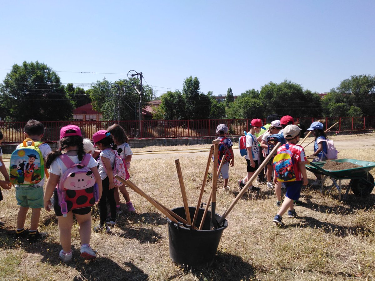 LEGANÉS. 200 escolares participan en la creación de una gran zona verde junto a La Cantera donde se plantarán 700 árboles y plantas