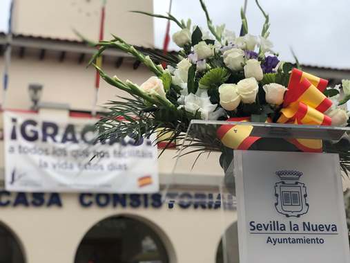 SEVILLA LA NUEVA. El Ayuntamiento celebra un acto en memoria de las víctimas de la COVID y homenajea a los que colaboraron en los momentos más duros de la pandemia